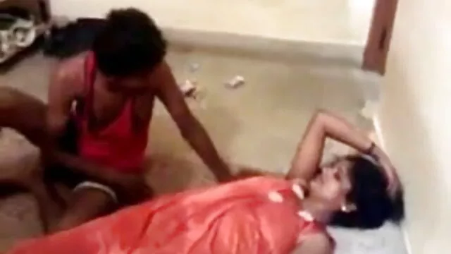 મીઠી રાજસ્થાની બીપી વીડીયો ચશ્મા સાથે seduces માણસ