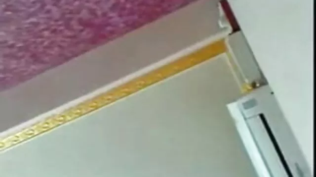 ડિપિંગ છોકરી ઉપર ઉભો બેન્ચ જાપાની બીપી પર