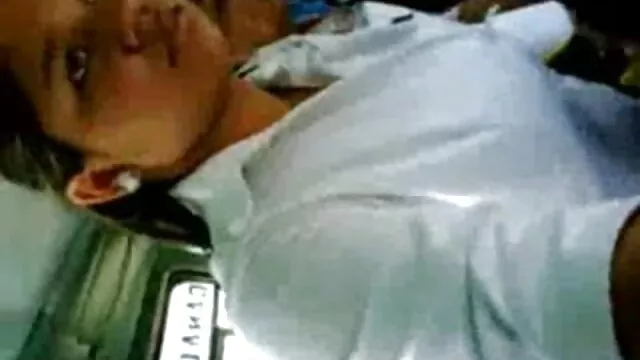 જીભ અને મોં પછી એક ફુવારો ઓપન બીપી પીચર