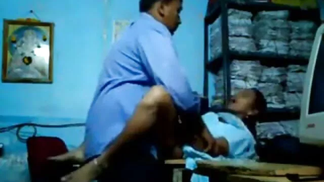 સુંદરતા fucked બે તેના મિત્રો ગળામાં બીપી વીડિયો પાછળ